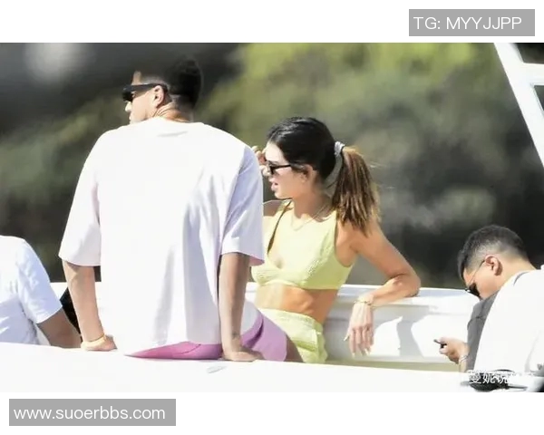 詹娜与足球明星亲密合照引发粉丝热议两位明星的友谊与时尚魅力