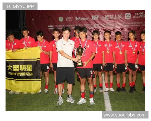 足球明星与小粉丝温馨合影传递梦想与热爱瞬间 足球明星与小粉丝温馨合影传递梦想与热爱瞬间