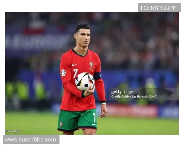 足球明星高清照片展示球场风采与个人魅力尽显无遗